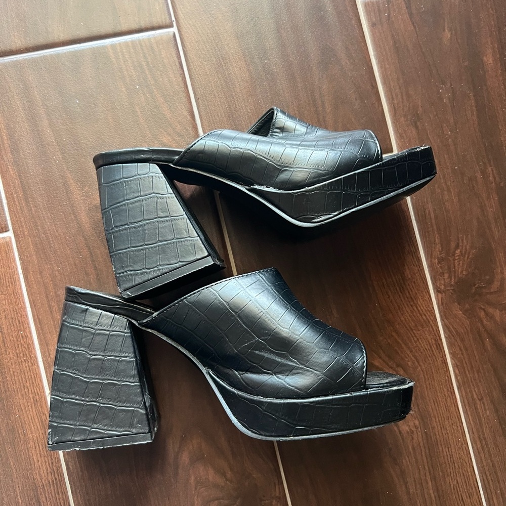 SHEIN Black Croc-Pattern Platform Sandals